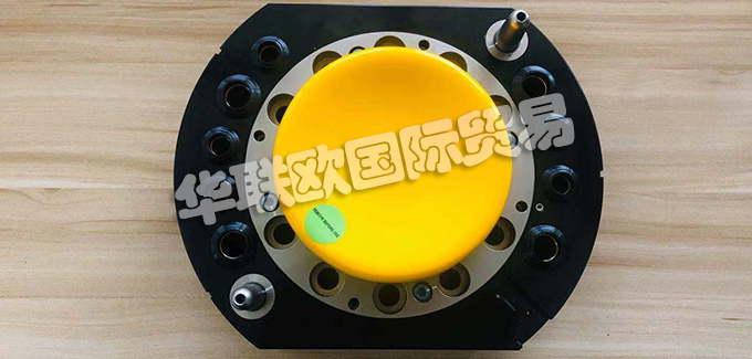 二、SCHUNK氣動快換系統(tǒng)基本介紹如下：產品系列的常規(guī)說明 1.惡劣環(huán)境條件下請注意：在惡劣環(huán)境條件(例如：冷卻液區(qū)域、鑄造和研磨粉塵)下使用可能大大縮短裝置的使用壽命，我公司將不承擔任何保修責任。但是，大部分情況下，我們可以找到解決方案。如需幫助，請聯(lián)系我們。 2.搬運重量是連接到法蘭的總荷載重量。設計時，應注意允許的力和力矩。請注意，超過建議的搬運重量會縮短使用壽命。